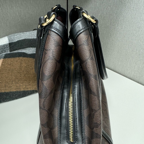 Coach large leather shoulder bag - used like new . Perfect condition - Picture 4 of 4